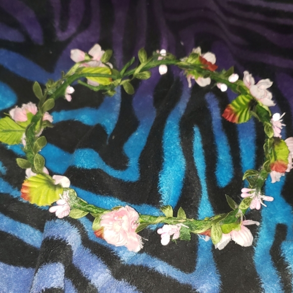 A pink flower crown 🌺🌸 - Picture 1 of 1